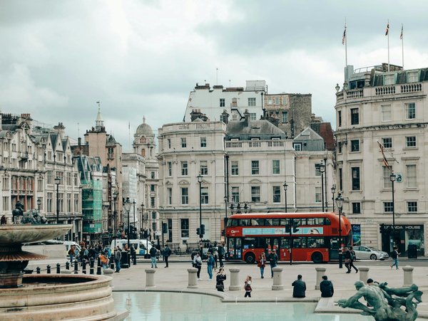 Quels sont les meilleurs endroits pour louer une maison de vacances en Algarve avec des cours de surf et des visites de marchés locaux?